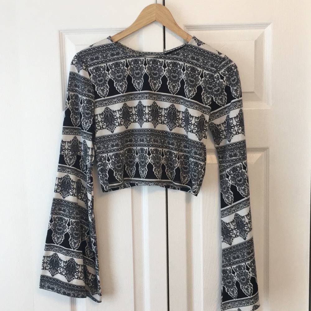 💰 3/$25 BUNDLE 💰 Forever21 Bell Sleeve Crop Top
